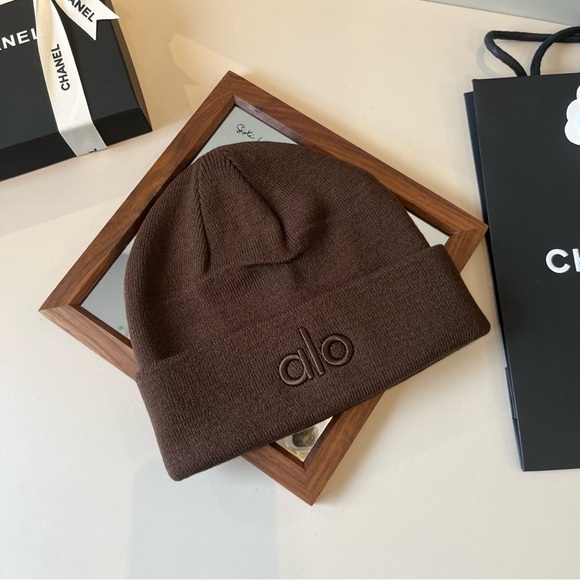 ALO Yoga Chocolate Knit Beanie - Picture 1 of 8